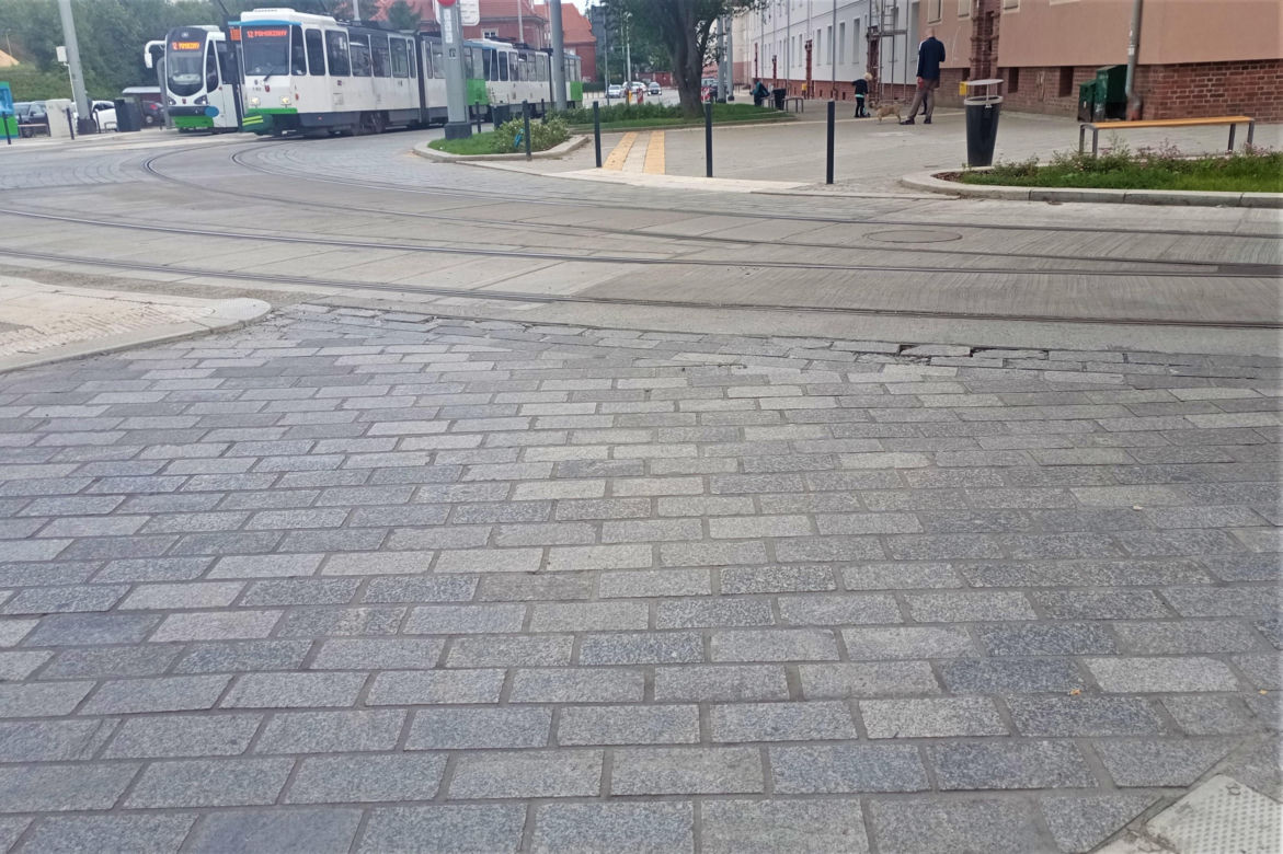 Krusząca się kostka brukowa na nowej pętli Dworzec Niebuszewo