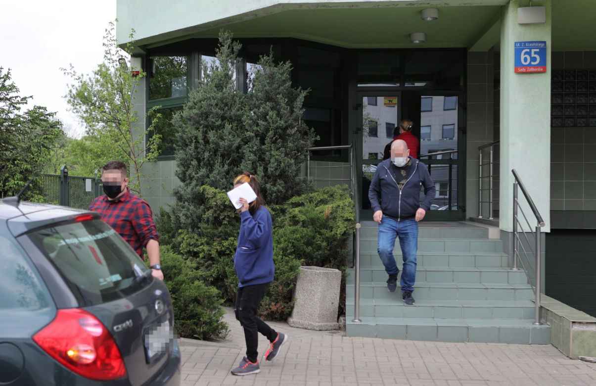 Po przesłuchaniu prokurator zdecydował o zastosowaniu policyjnego dozoru