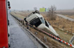 Koszmarny wypadek na S5. Dostawczak uderzył w bariery i dachował