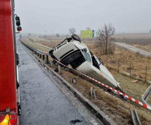 Koszmarny wypadek na S5. Dostawczak uderzył w bariery i dachował