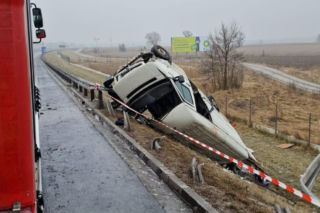 Koszmarny wypadek na S5. Dostawczak uderzył w bariery i dachował