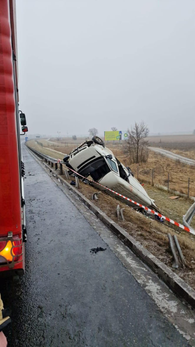 Koszmarny wypadek na S5. Dostawczak uderzył w bariery i dachował