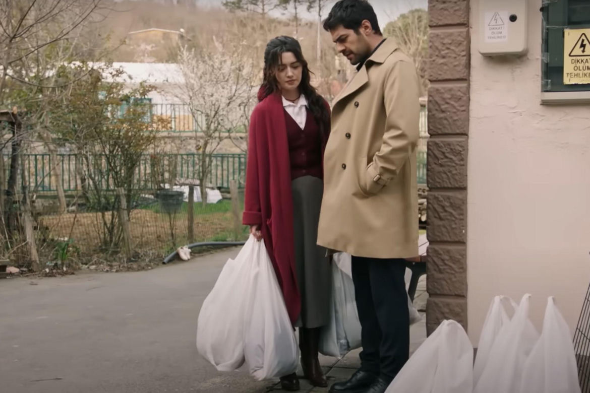 Halil i Zeynep rozdają żywność w ubogiej dzielnicy 