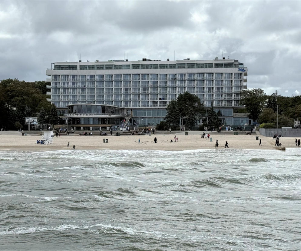 Sanatorium Bałtyk w Kołobrzegu stoi tuż przy piaszczystej plaży i wzburzonym morzu. O tej ikonie modernizmu przeczytasz na Architektura.