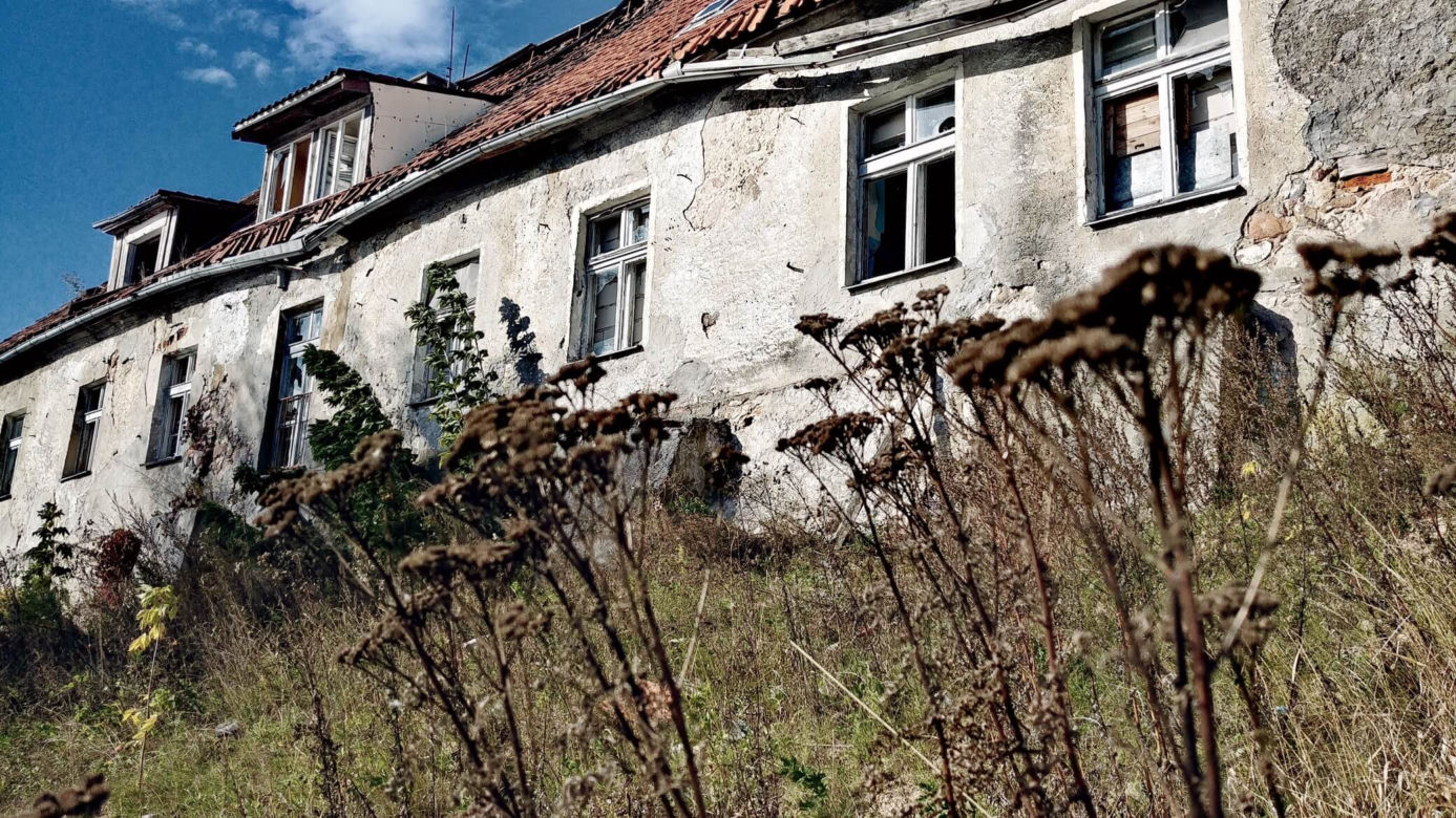 Ruiny zamku w Ełku. Tajemnicze miejsce na półwyspie robi wrażenie [ZDJĘCIA]