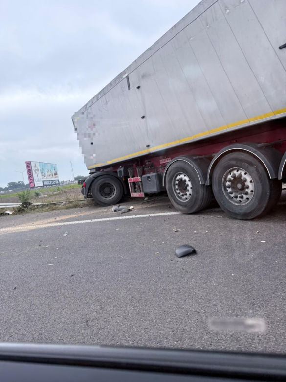 Wypadek na S5 niedaleko Kościana. TIR wjechał w pojazd służby drogowej