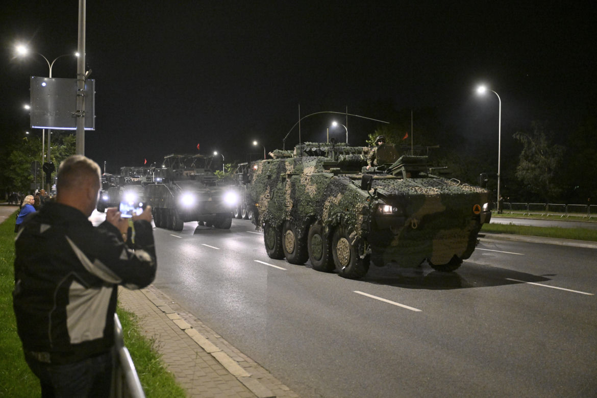 Nocna próba defilady wojskowej w Warszawie