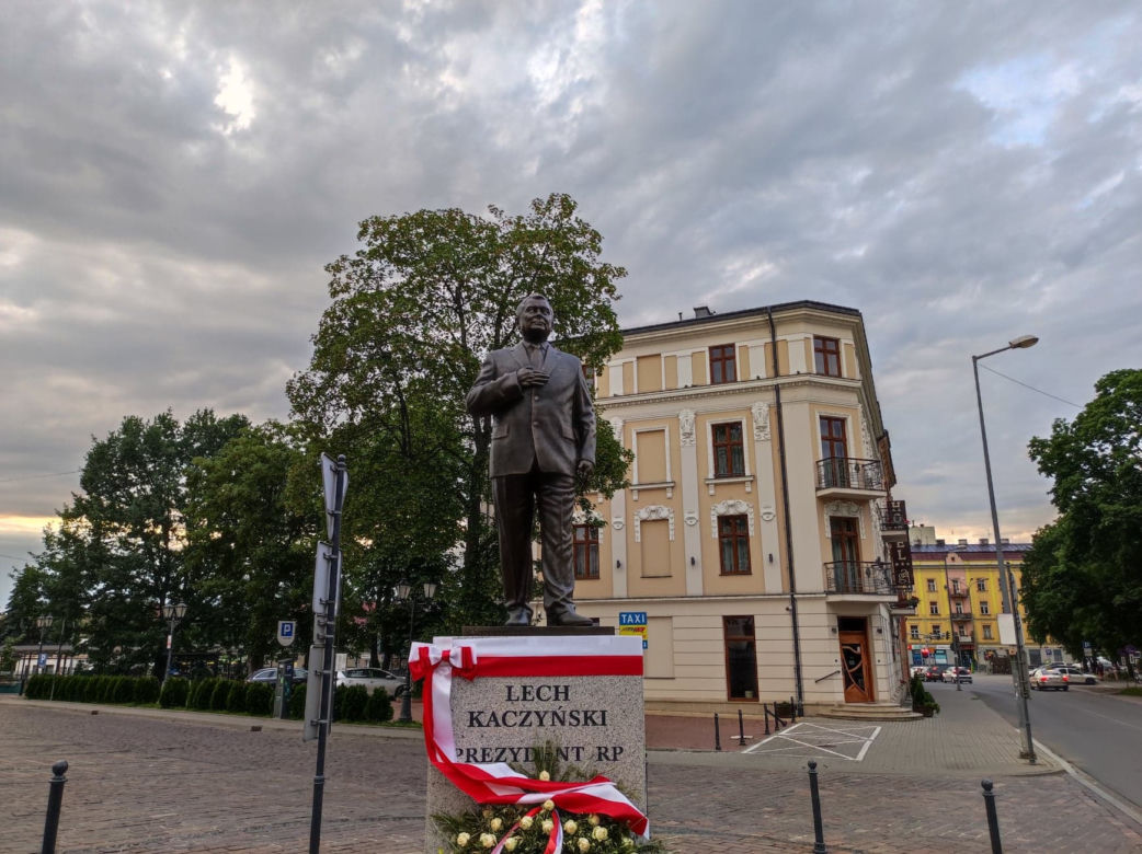 Pomnik Lecha Kaczyńskiego w Tarnowie nie jest pomnikiem? Zaskakujący zwrot akcji