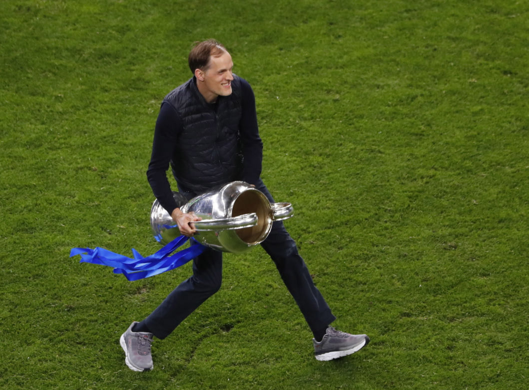 Piłkarze Chelsea Londyn po zwycięstwie 1:0 z Manchesterem City świętują wygranie Ligi Mistrzów