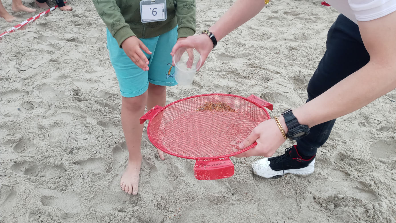 Ekipa Eska Summer City odwiedziła Kołobrzegi i wzięła udział w zawodach w poławianiu i przesiewaniu bursztynu