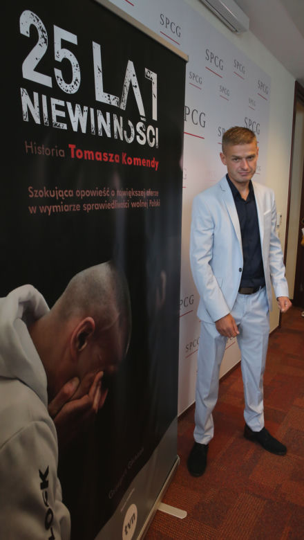 Konferencja, Tomasz Komenda
