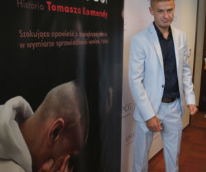 Konferencja, Tomasz Komenda