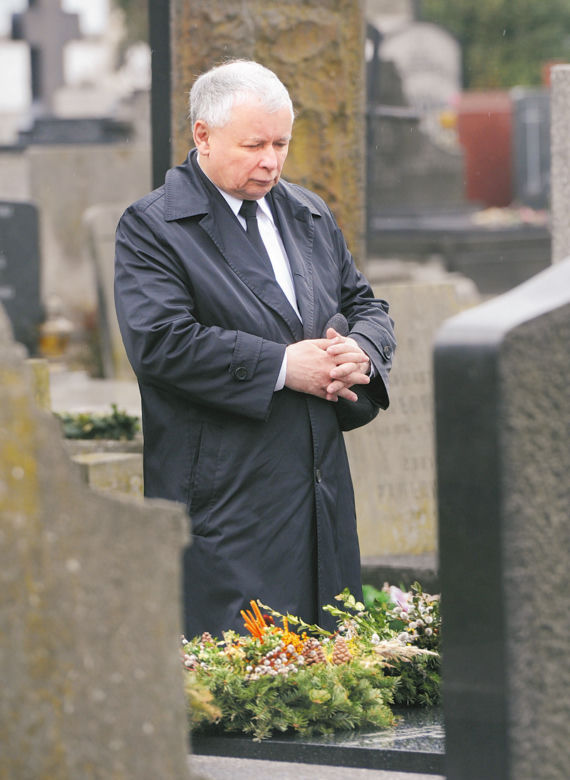 Ochroniarze Kaczyńskiego czyszczą mu groby