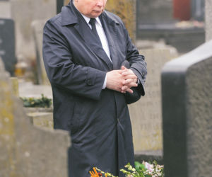 Ochroniarze Kaczyńskiego czyszczą mu groby