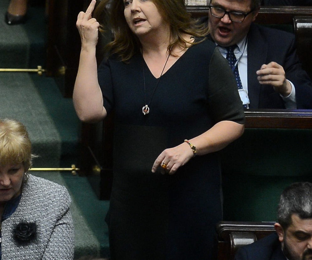Joanna Lichocka. Przez wulgarny gest straciła pracę u Dudy