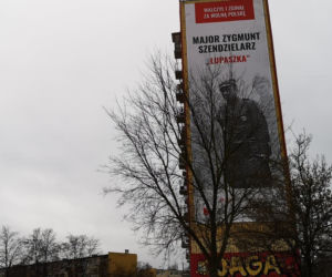 Białystok. Na wieżowcach wiszą billboardy upamiętniające Łupaszkę