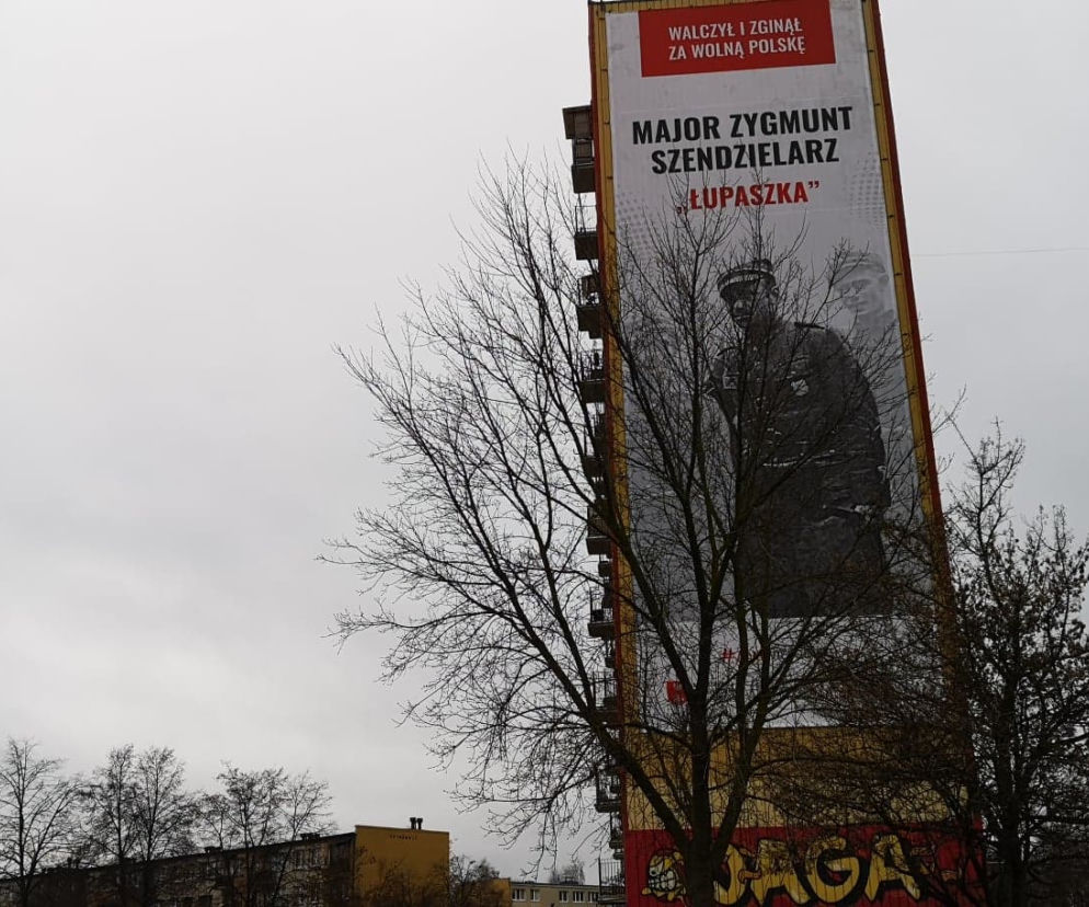 Białystok. Na wieżowcach wiszą billboardy upamiętniające Łupaszkę