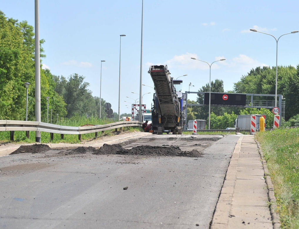 Naprawiają Wisłostradę. Nawierzchnia pękła, bo budują kolektor