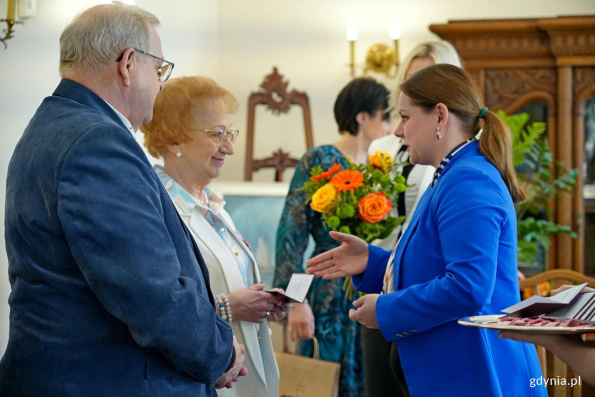 Prezydent Aleksandra Kosiorek i Agata Lipińska, zastępczyni kierownika Urzędu Stanu Cywilnego w Gdyni uhonorowały małżeństwa z długim stażem
