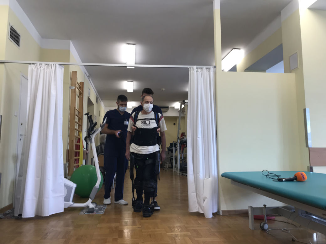 Jak działa egzoszkielet? Lubelski szpital pochwalił się nowoczesnym sprzętem 
