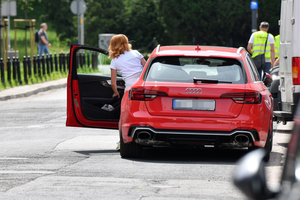 Wstyd Kasiu! Zielińska parkuje na środku ulicy swoje Audi RS4 warte 400 tysięcy i idzie na zakupy