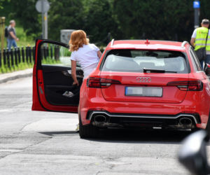 Wstyd Kasiu! Zielińska parkuje na środku ulicy swoje Audi RS4 warte 400 tysięcy i idzie na zakupy