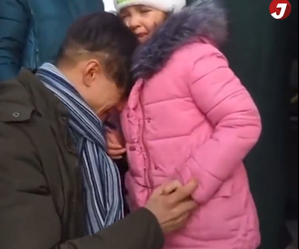 Wojna na Ukrainie. Mężczyzna żegna się ze swoją córką i żoną. Nagranie wzrusza do łez! [WIDEO]