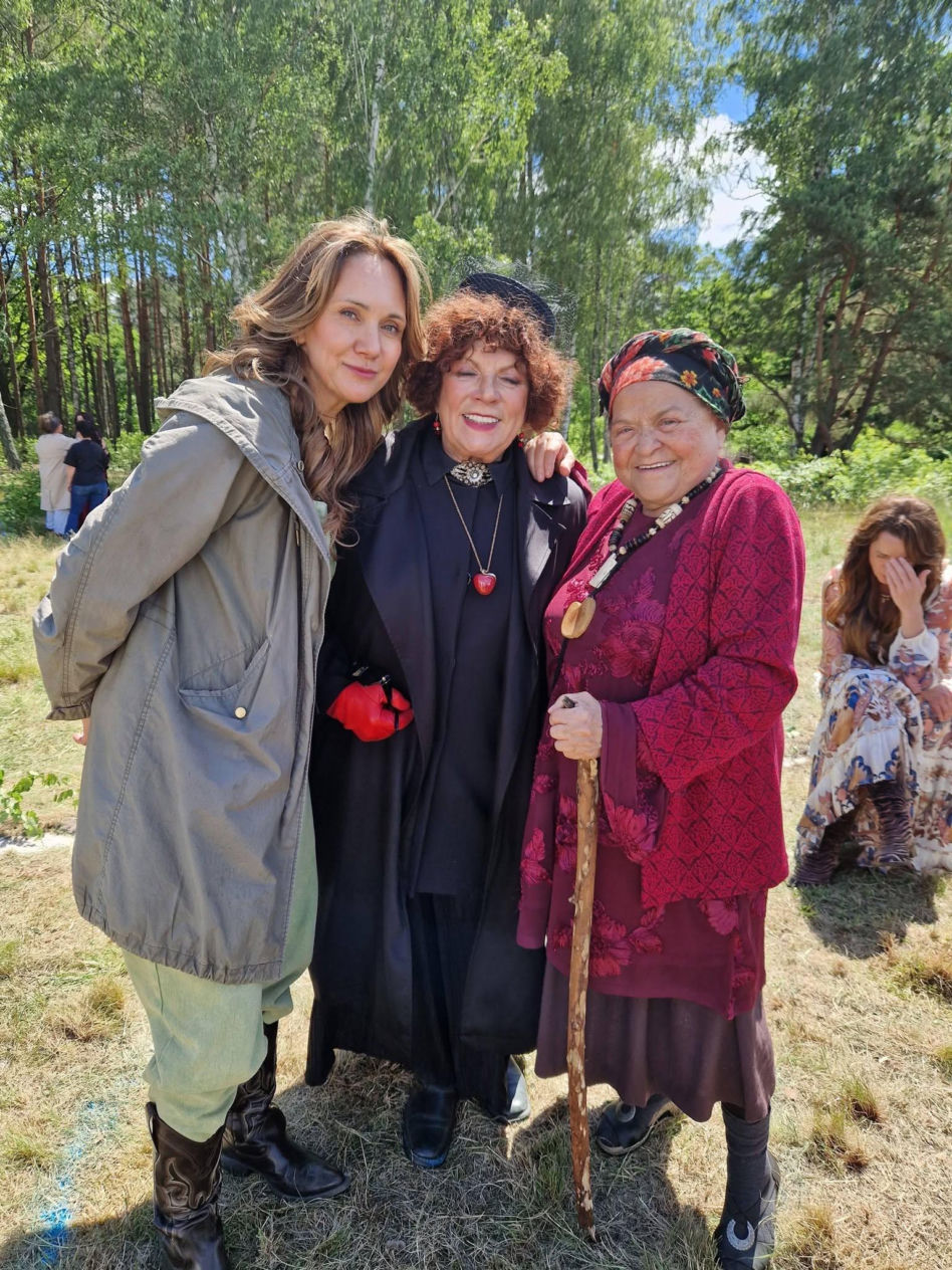 Ranczo 11 sezon. Zemsta wiedźm. Lucy (Ilona Ostrowska), babka (Grażyna Zielińska), Dorota Stalińska na planie