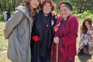 Ranczo 11 sezon. Zemsta wiedźm. Lucy (Ilona Ostrowska), babka (Grażyna Zielińska), Dorota Stalińska na planie