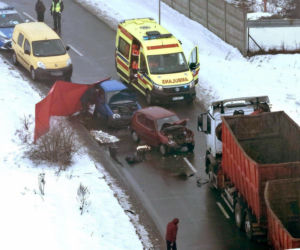Koszmarny wypadek pod Warszawą. Senior w Seicento wjechał pod ciężarówkę, nie żyje