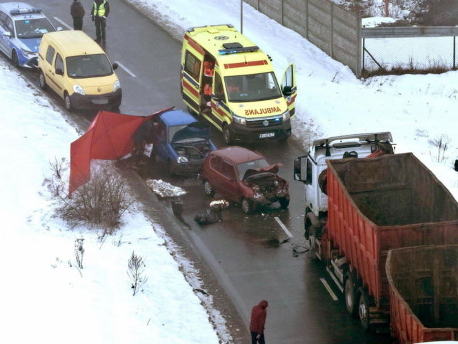 Koszmarny wypadek pod Warszawą. Senior w Seicento wjechał pod ciężarówkę, nie żyje
