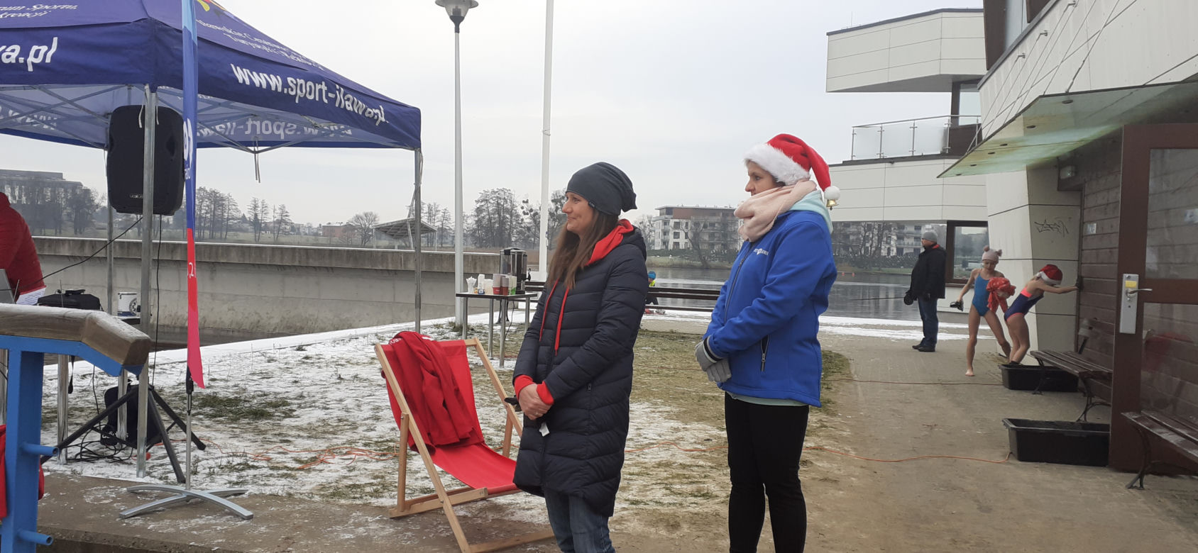 Morsy zbierały w lodowatej wodzie na rzecz iławskiego schroniska