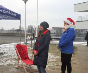 Morsy zbierały w lodowatej wodzie na rzecz iławskiego schroniska