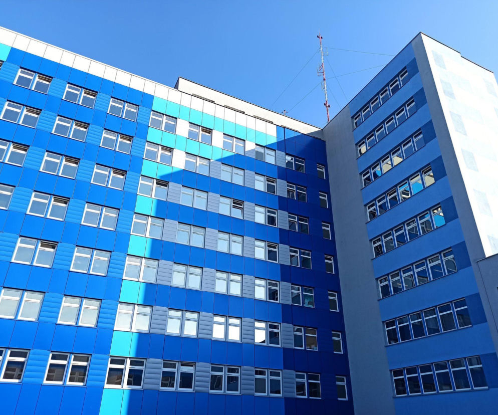 Ogromna kolejka karetek przed szpitalem, tak jest od kilku dni! Szokujący powód. Pierwsza dziesiątka w Polsce