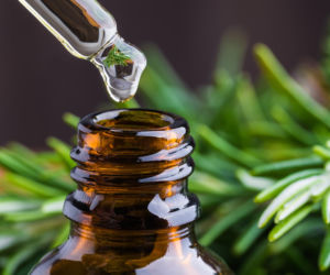 Lepszy niż minoksydyl? Badania zaskakują: ten olejek zagęści włosy bez skutków ubocznych