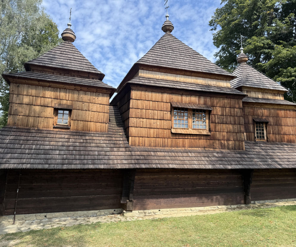 Drewniana cerkiew w Smolniku z trzema wieżyczkami krytymi gontem. O bieszczadzkiej architekturze przeczytasz w serwisie Architektura.