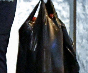 Magdalena Narożna łapie koleżankę za piersi
