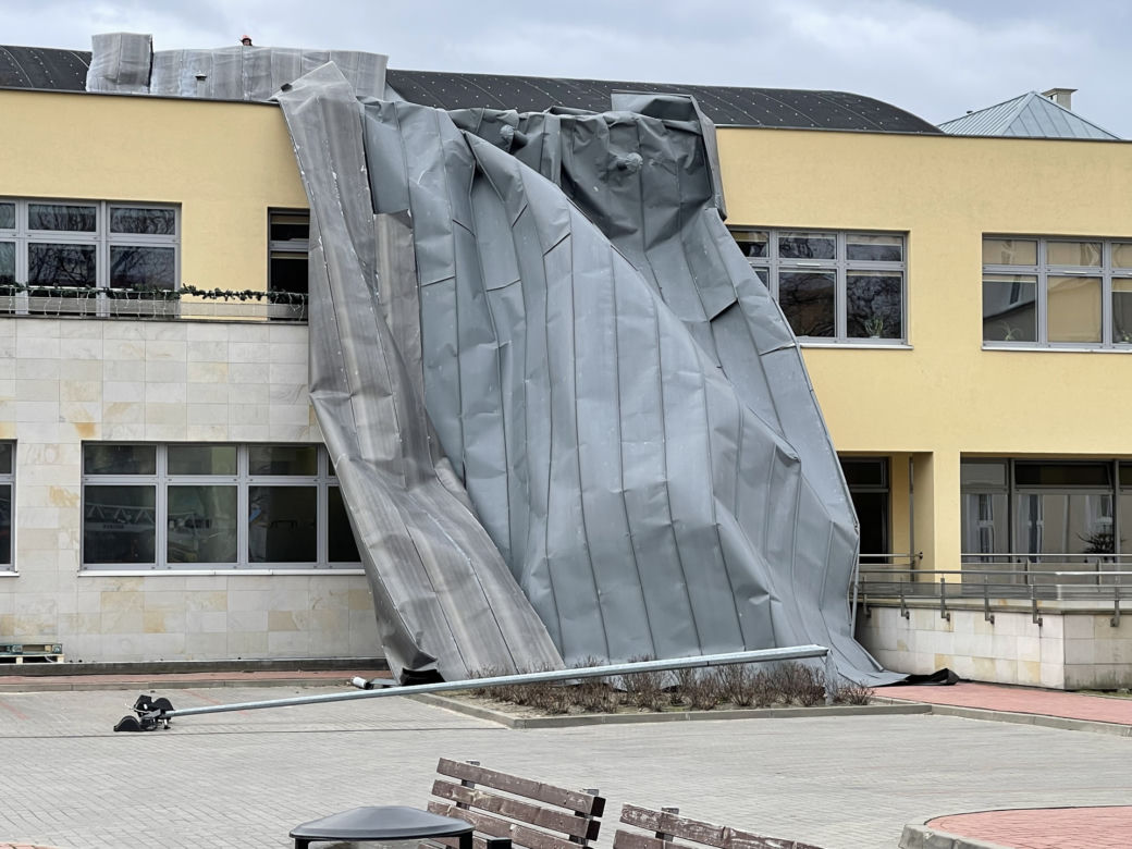 O krok od tragedii! Wiatr zerwał dach z budynku szkoły! [ZDJĘCIA]