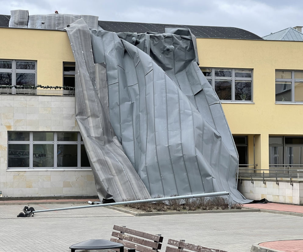 Wiatr zerwał dach z budynku szkoły. Trwa walka ze skutkami wichury