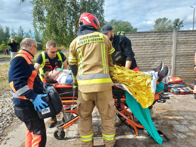 Drezyna uderzyła w samochód. Wielka akcja służb na przejeździe w Ostrowie [ZDJĘCIA]