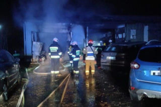 Naprawiał samochód żony, warsztat stanął w płomieniach. Ciało 47-latka znaleźli strażacy