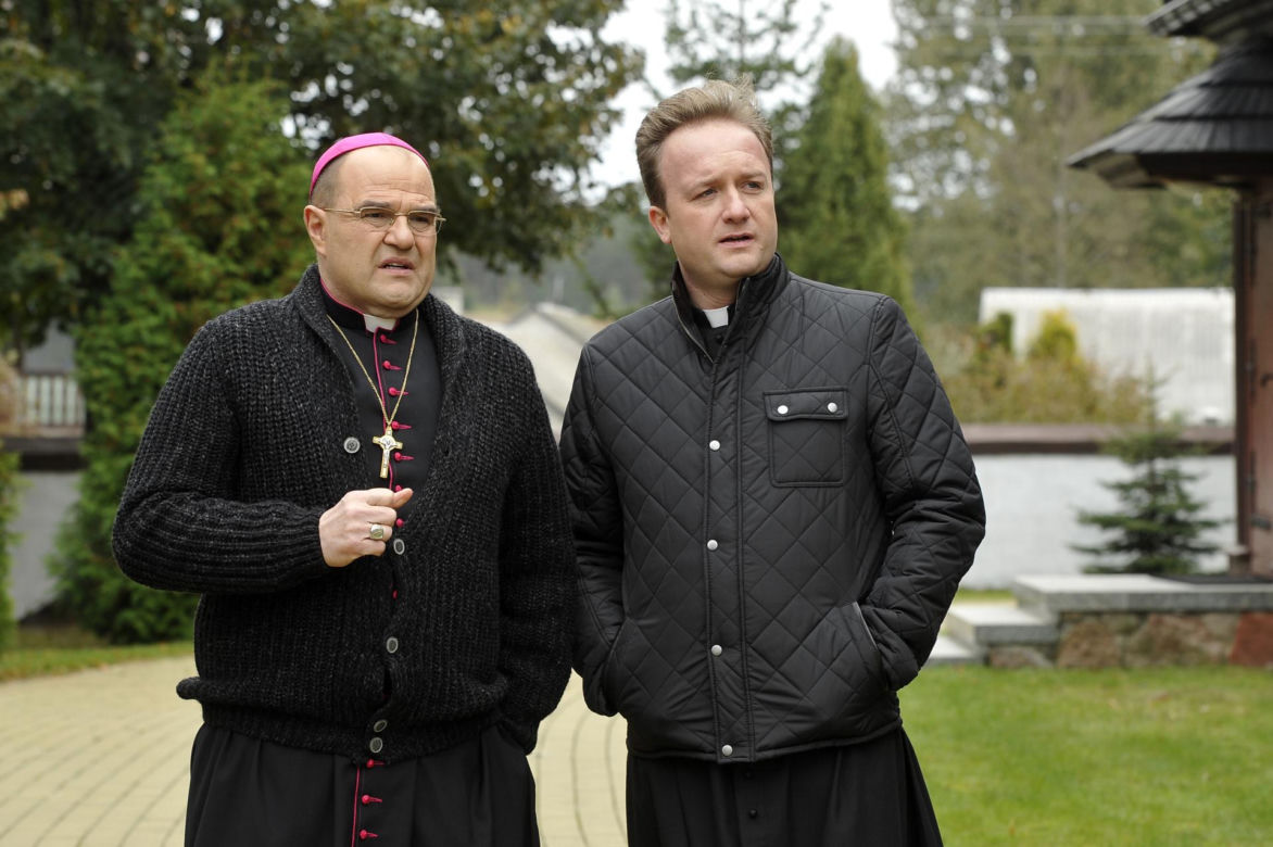 Ranczo. Biskup Kozioł (Cezary Żak), ksiądz Robert (Bartek Kasprzykowski)
