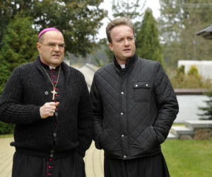 Ranczo. Biskup Kozioł (Cezary Żak), ksiądz Robert (Bartek Kasprzykowski)