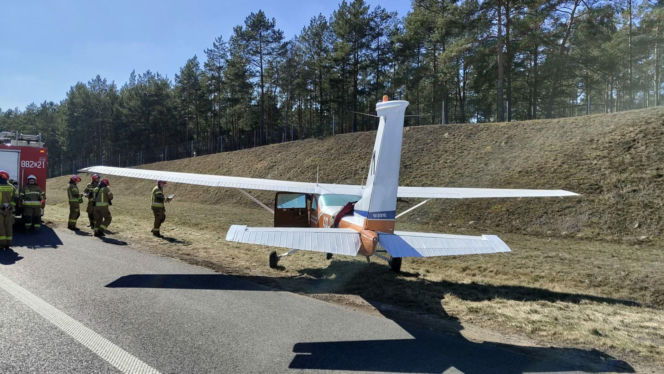 Awaryjne lądowanie na A1! Awionetka na środku autostrady. Co tam się stało?
