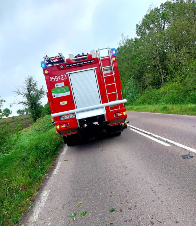 Silny wiatr w Polsce. Blisko 7 tys. odbiorców z Podlasia bez prądu [ZDJĘCIA]