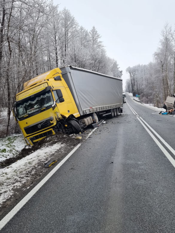 Zderzenie ciężarówki z samochodem osobowym w Brniu pod Tarnowem