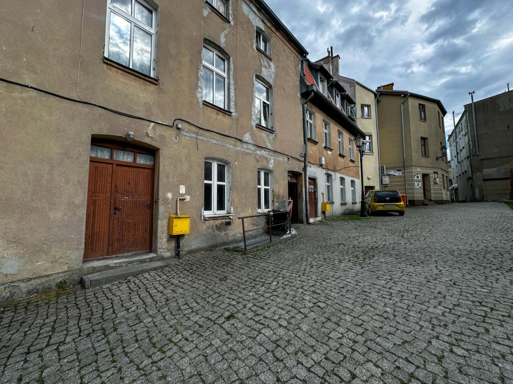 „Cycuś mamusi” z nożem w ręku. Justyna zginęła z ręki syna. Krew była nawet na klatce schodowej