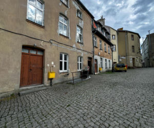 „Cycuś mamusi” z nożem w ręku. Justyna zginęła z ręki syna. Krew była nawet na klatce schodowej