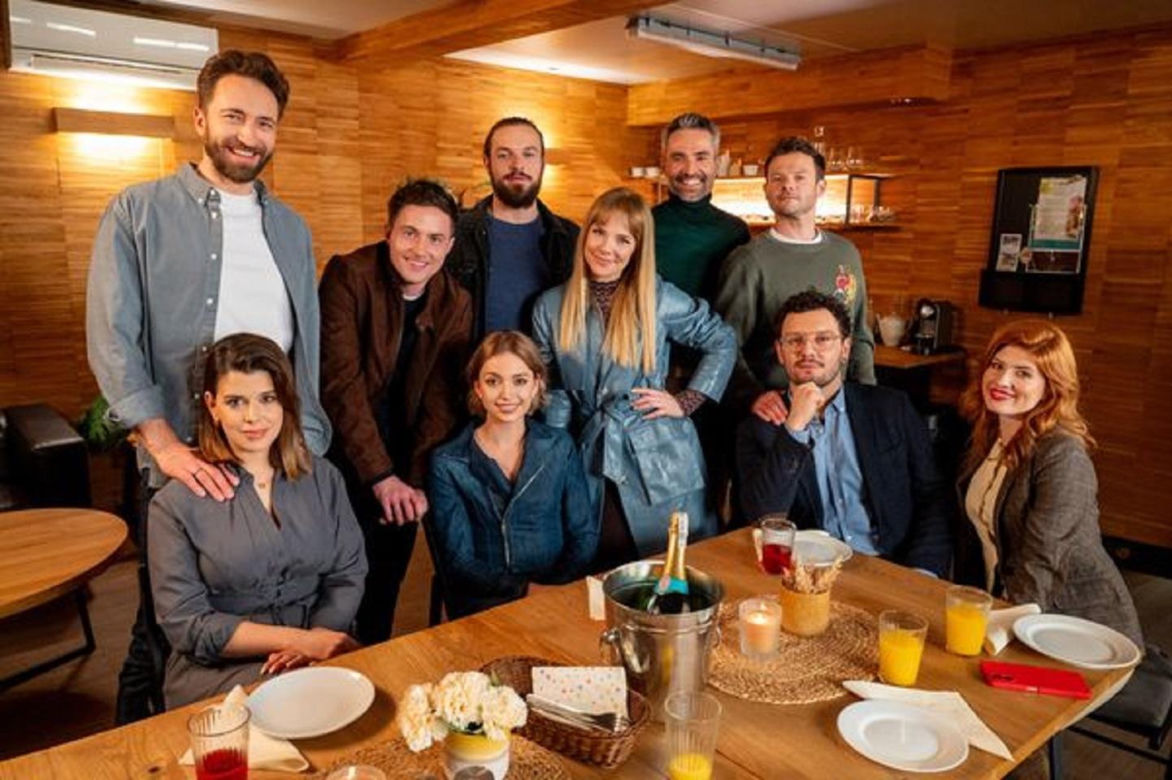 Na sygnale, odcinek 733. Piotr (Dariusz Wieteska), Martyna (Monika Mazur), Alek (Adam Turczyk), Britney (Paulina Zwierz), Basia (Anna Wysocka), Benio (Hubert Jarczak), Nowy (Kamil Wodka), Dobromir (Kamil Błoch), Iga (Paulina Masiak)