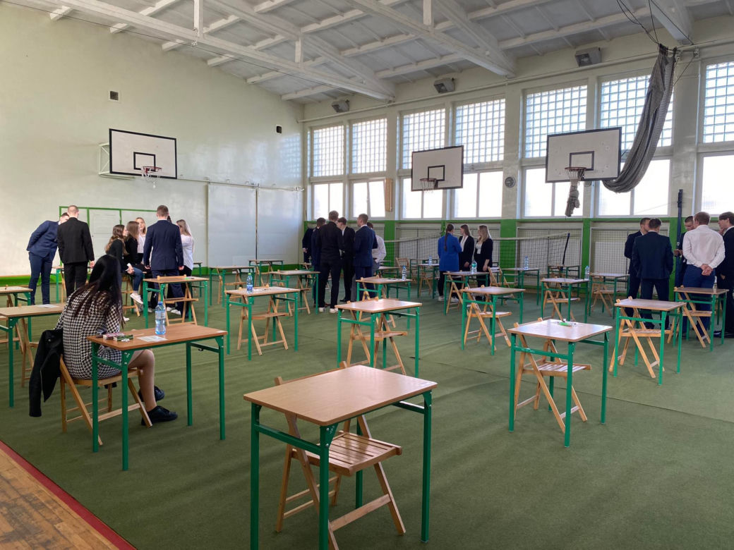 Matura 2023. Maturzyści podczas matury w LO VII w Zielonej Górze